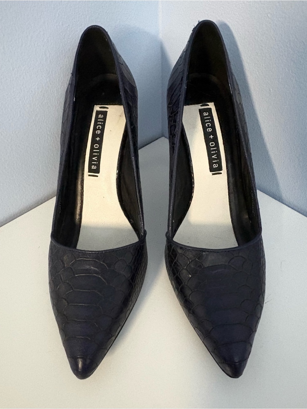Alice + Olivia Dark Navy Crocodile Textured Pointed-Toe Pumps 8.5